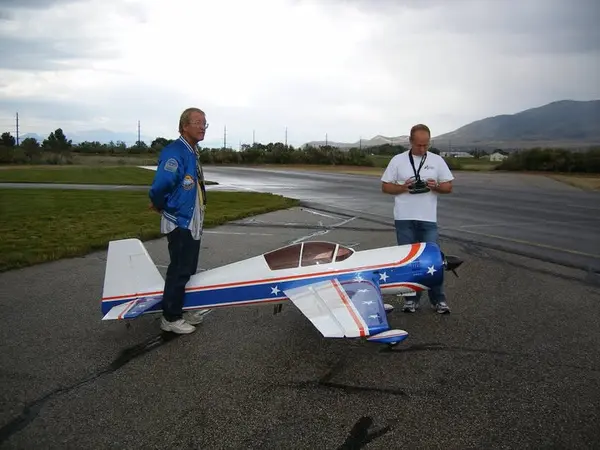 Dennis holding Darin's large scale!